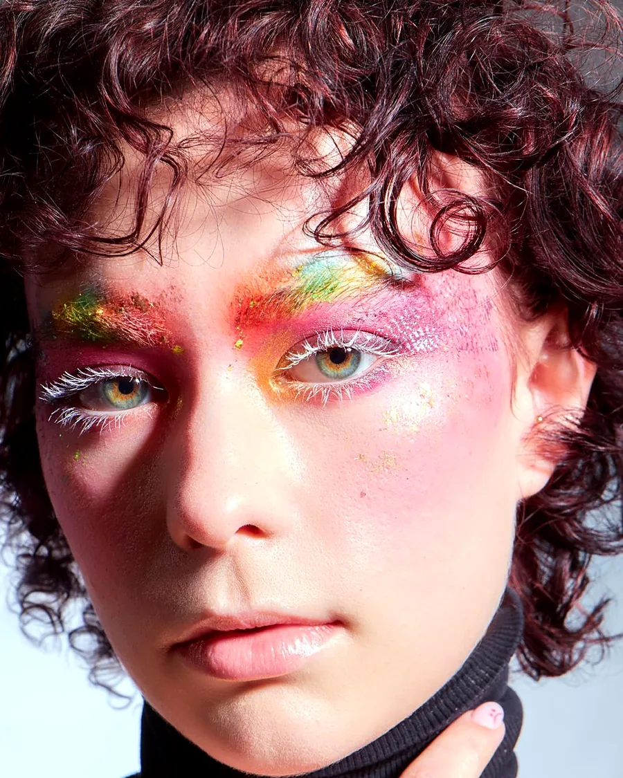 Kreativní makeup — barevné glitter oči