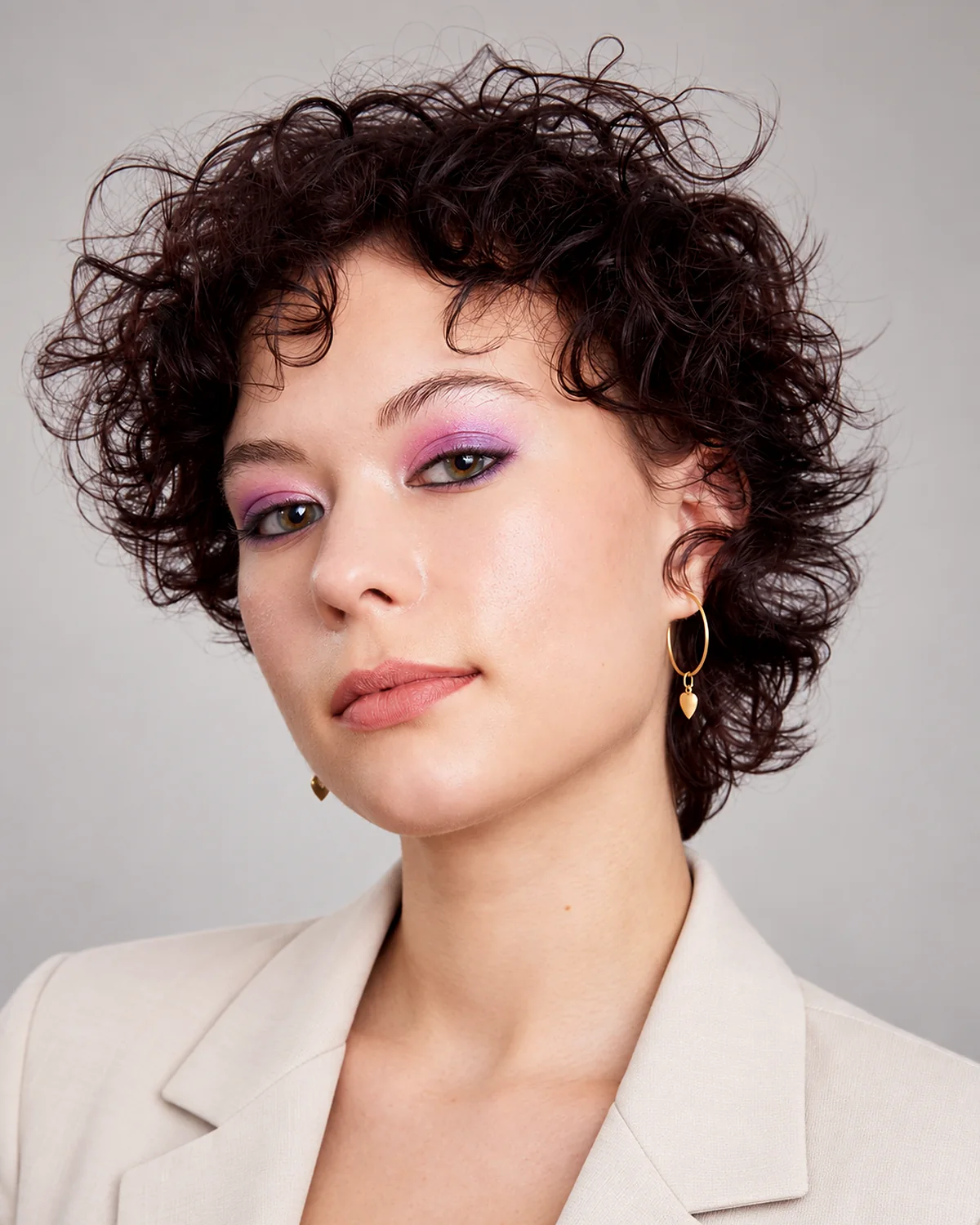 Aneta Hyánková — ateliérový portrét, camera-ready pleť a pastelové oční líčení
