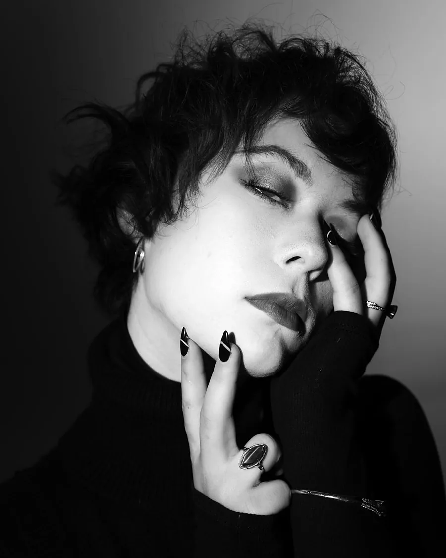 Modeling — černobílý portrét