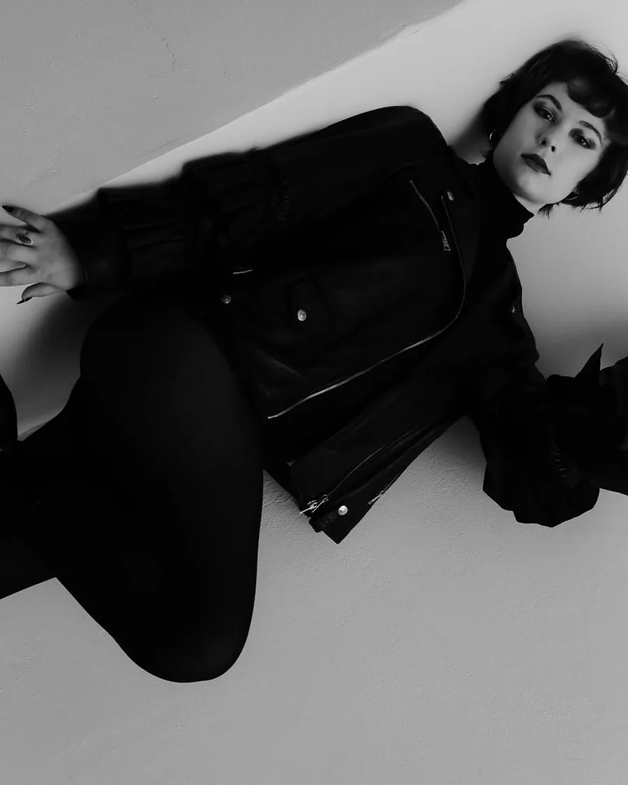Modeling — ležící pozice, kožená bunda